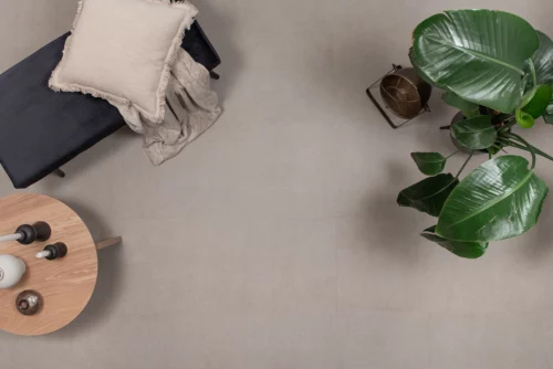 Floer-Tegel-Click-PVC-Betonlook-Greige-sfeer-topwdown-groot.webp