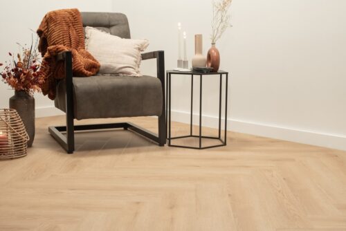 Floer-Walvisgraat-Click-PVC-Bryde-Bruin-sfeer-perspectief-zonderakupanel.jpg