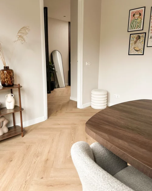 Floer-Walvisgraat-Click-PVC-vloer-Bryde-Bruin-interieur-woonkamer.webp