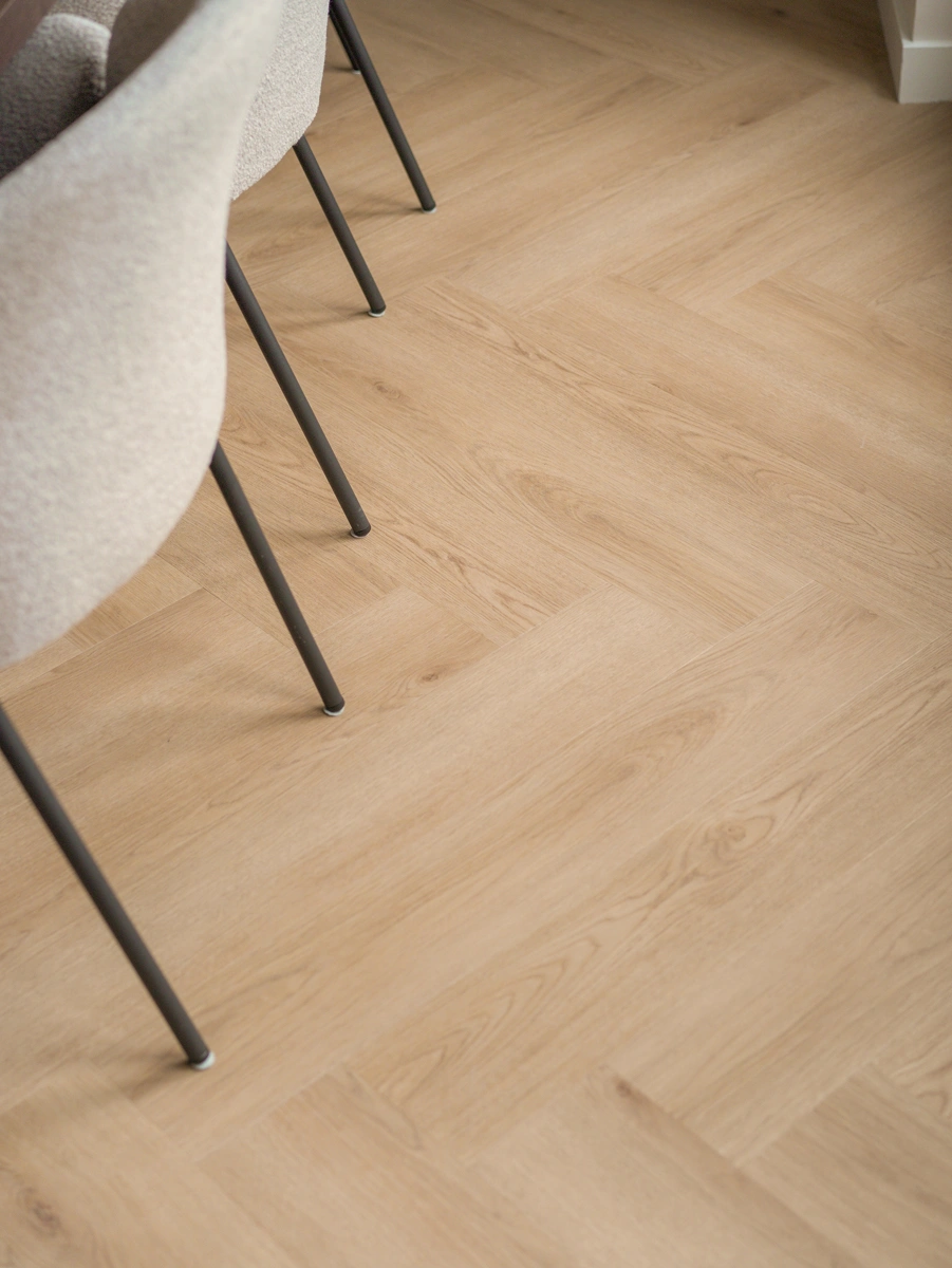 Floer-Walvisgraat-Click-PVC-vloer-Bryde-Bruin-interieur-woonkamer.-2.webp