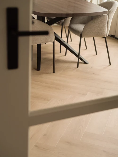 Floer-Walvisgraat-Click-PVC-vloer-Bryde-Bruin-interieur-woonkamer.-5.webp