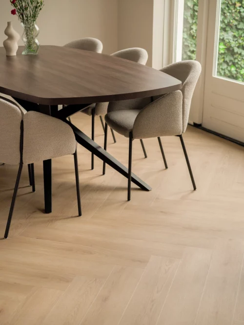 Floer-Walvisgraat-Click-PVC-vloer-Bryde-Bruin-interieur-woonkamer.-6.webp