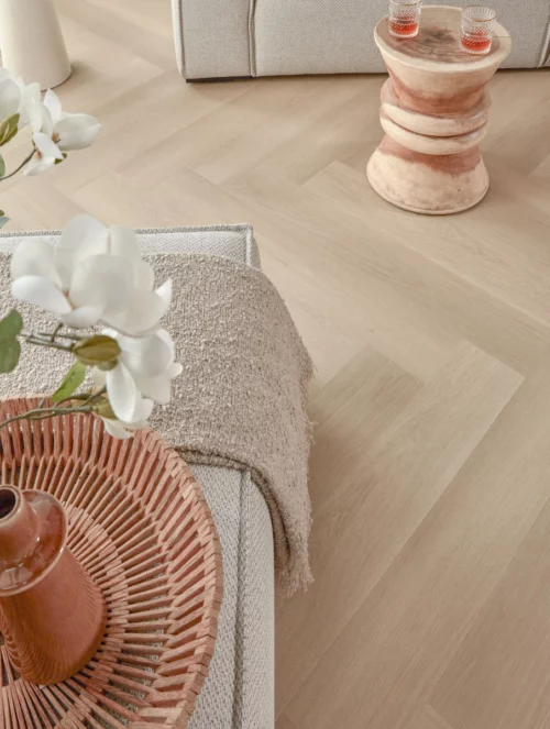 Floer-Walvisgraat-Click-PVC-vloer-Zwaardvis-Zand-woonkamer-10.webp