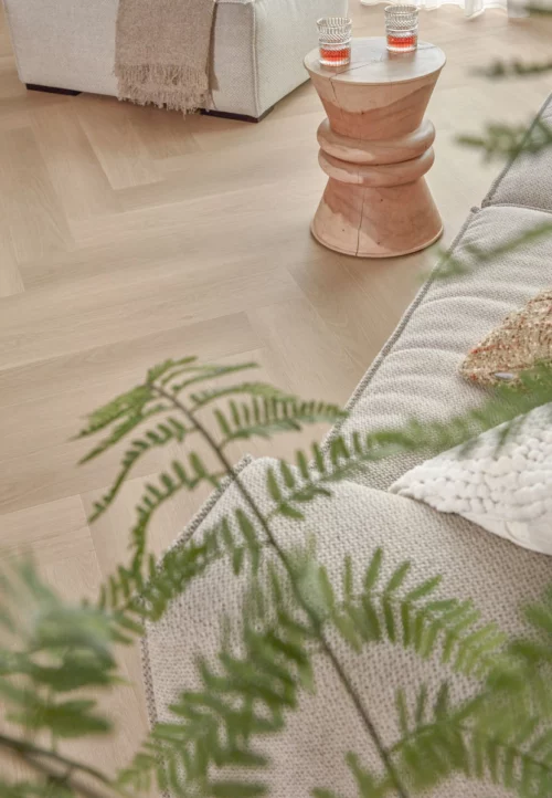 Floer-Walvisgraat-Click-PVC-vloer-Zwaardvis-Zand-woonkamer-15.webp