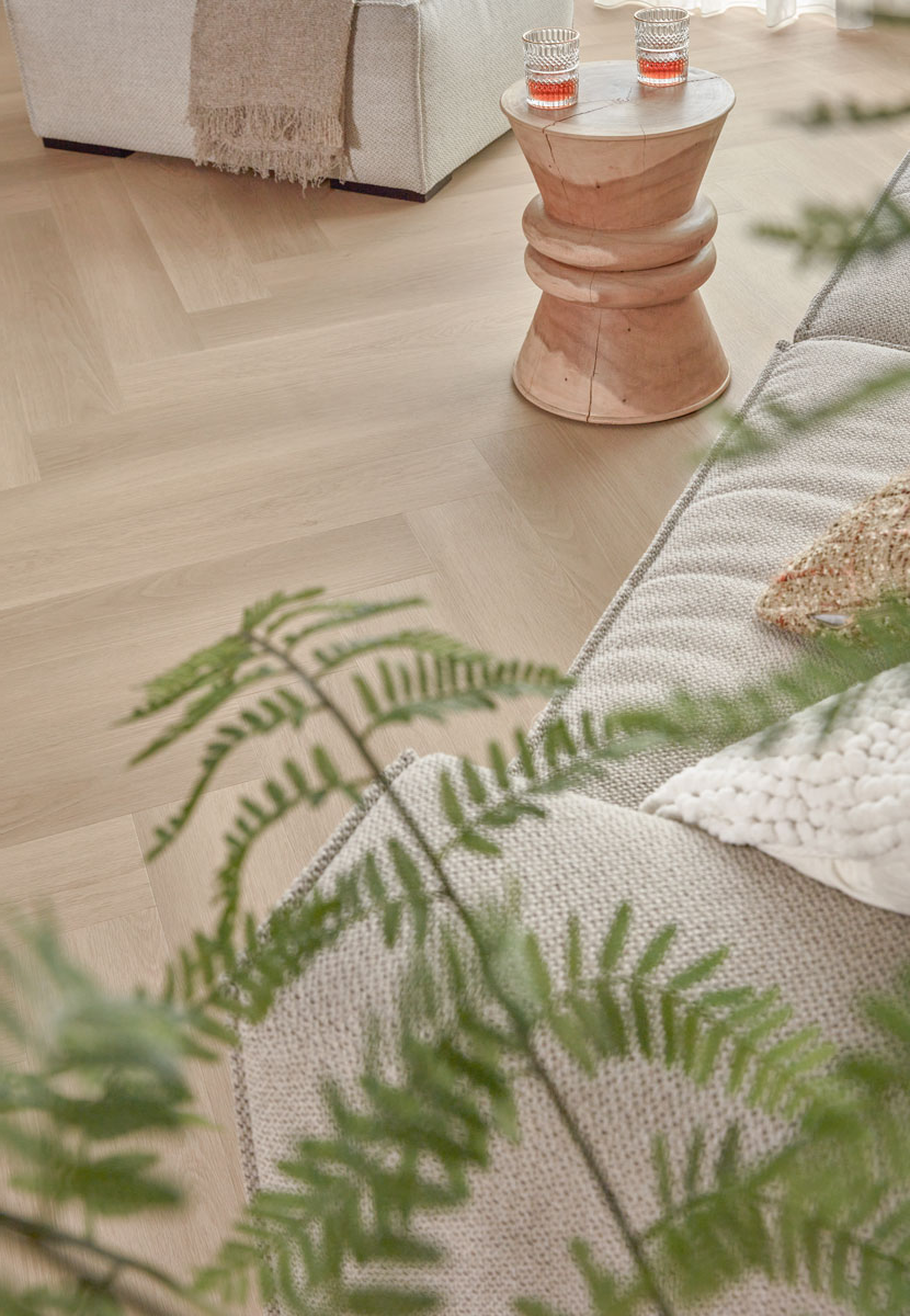 Floer-Walvisgraat-Click-PVC-vloer-Zwaardvis-Zand-woonkamer-15.webp