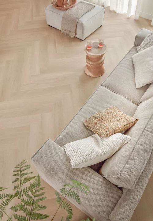 Floer-Walvisgraat-Click-PVC-vloer-Zwaardvis-Zand-woonkamer-5.webp
