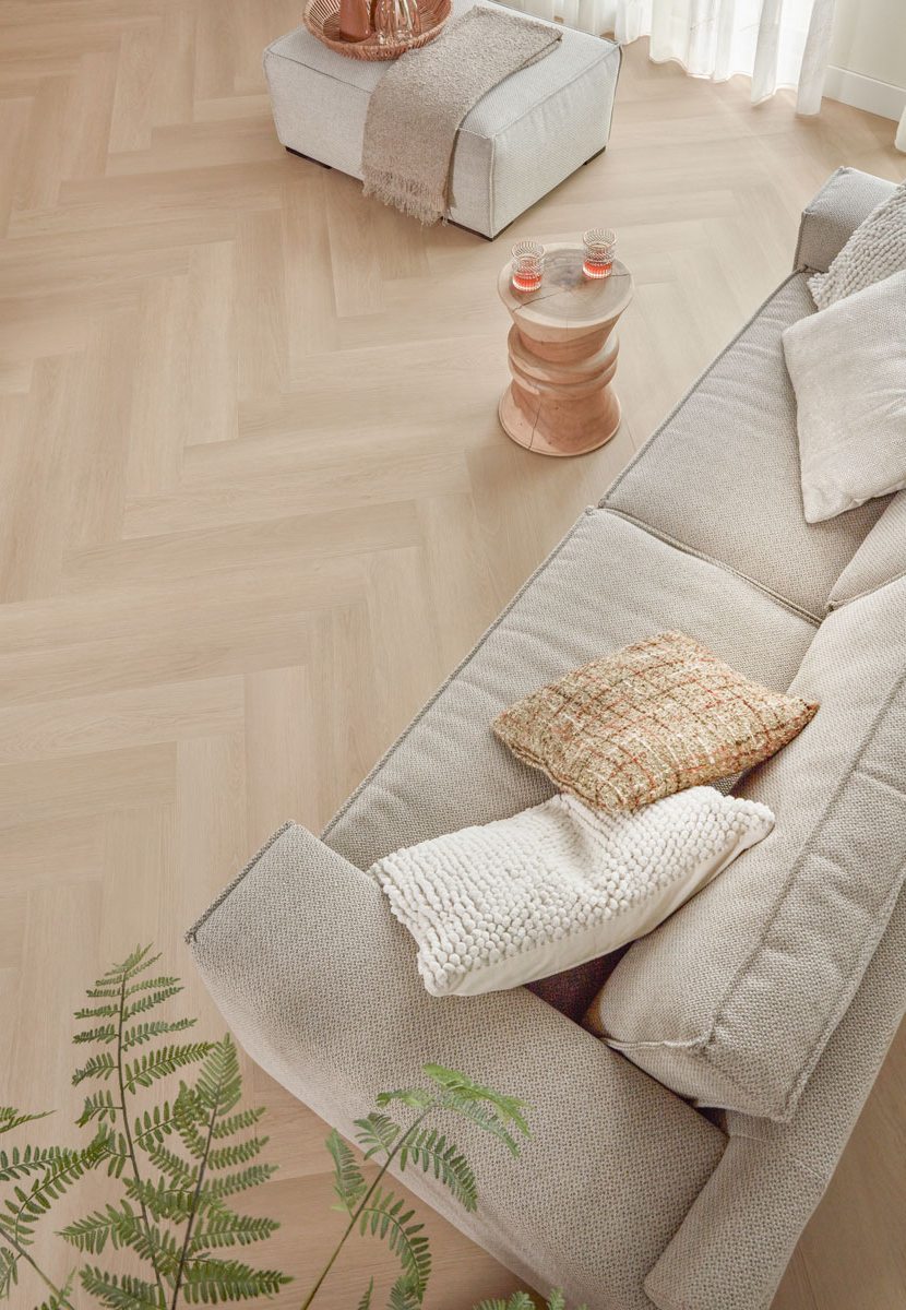 Floer-Walvisgraat-Click-PVC-vloer-Zwaardvis-Zand-woonkamer-5.webp