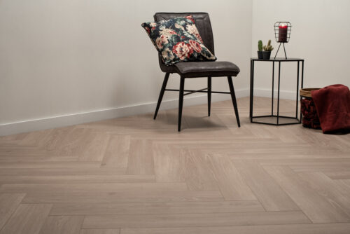 Floer-Walvisgraat-Laminaat-Griend-Grijs-sfeer-perspectief-1.jpg